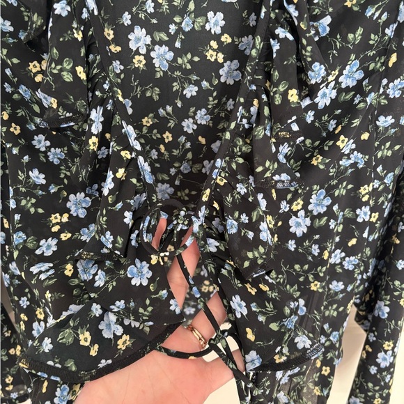 Abercrombie & Fitch Ruffle Tie Front Blouse Size Small - Picture 3 of 7